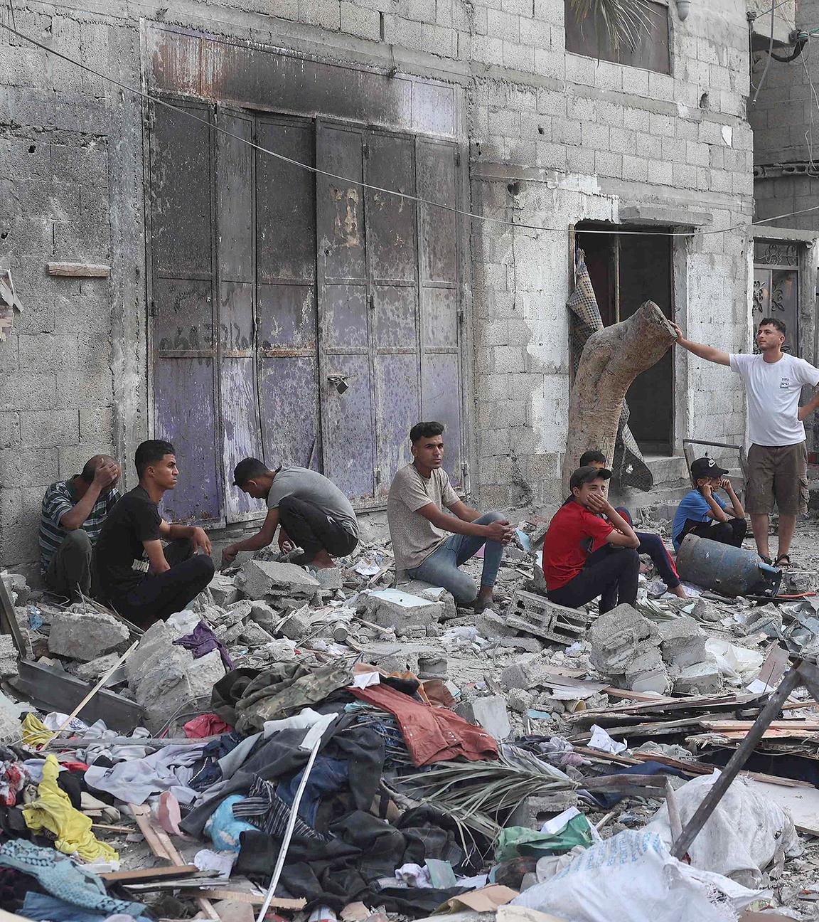 Palästinenser in Rafah vor ihrem Haus nach Luftangriff durch Israel