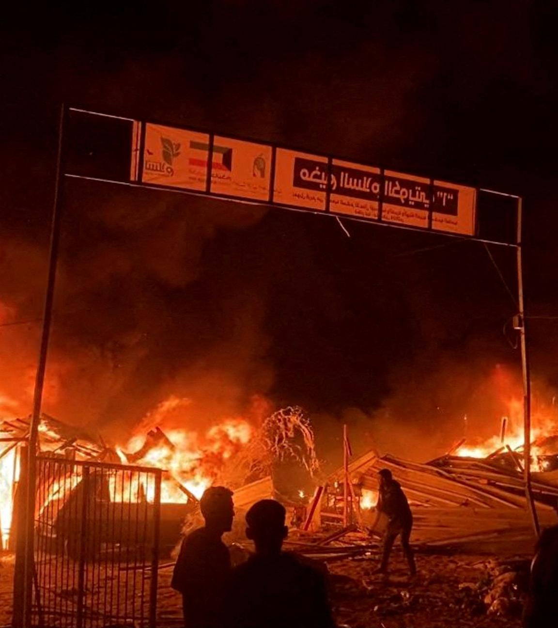 Ein Feuer brennt in einer humanitären Zone in Rafah im südlichen Gazastreifen nach einem Luftangriff.