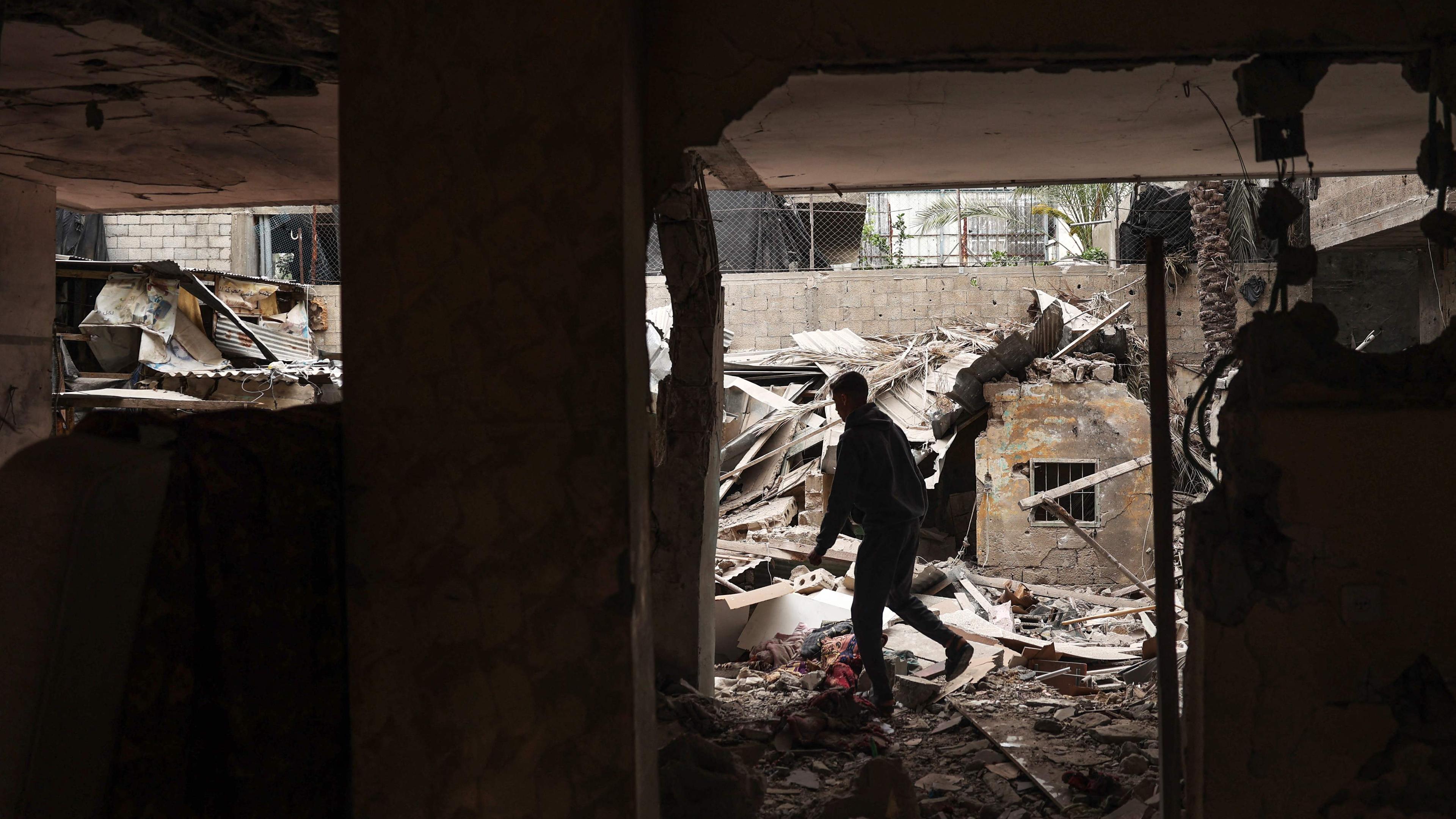 Ein Mann überprüft die Schäden in einem Haus, das in der Nacht durch israelischen Beschuss in Rafah im südlichen Gazastreifen zerstört wurde.