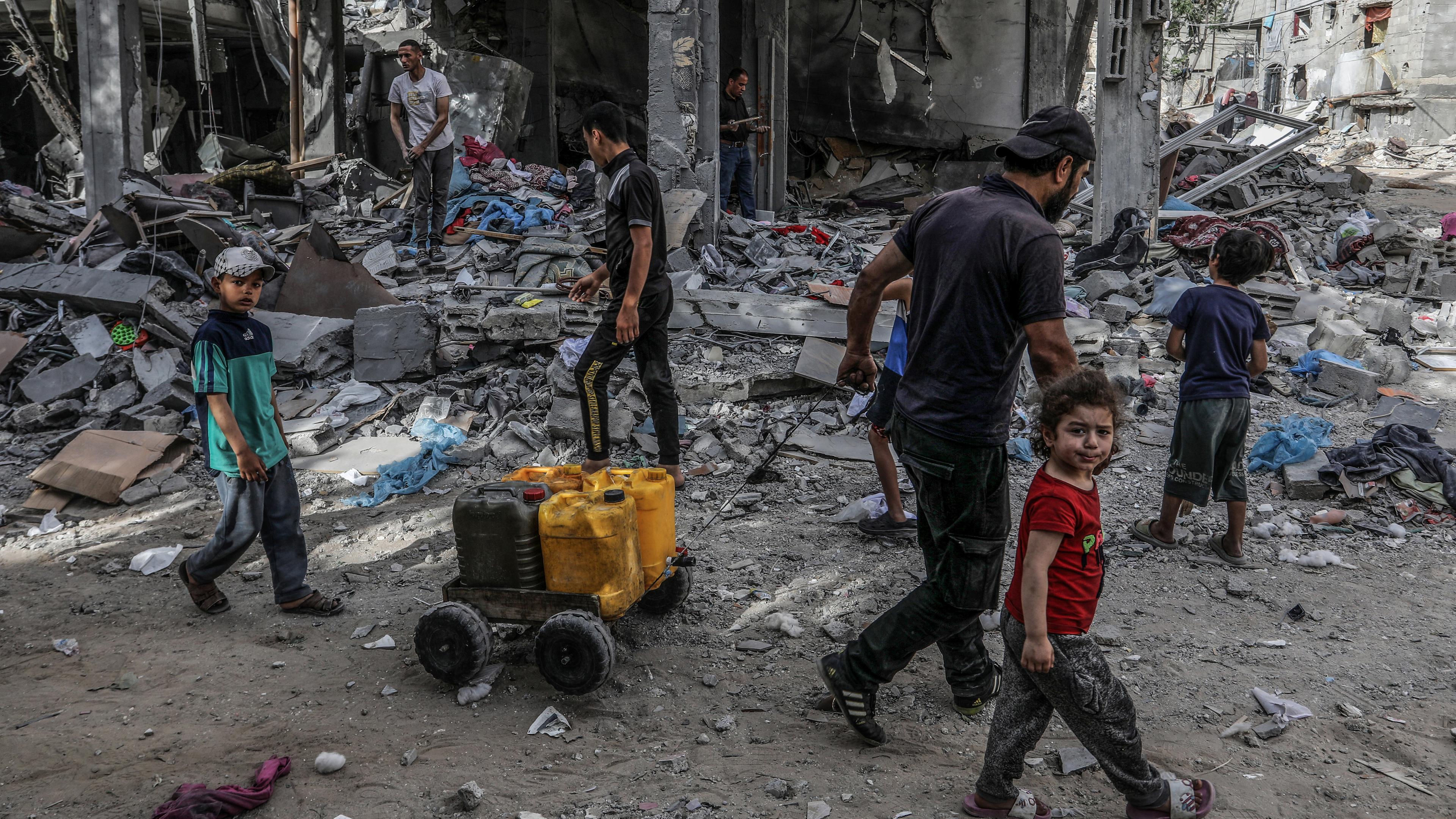  Palästinenser inspizieren ein Haus, das nach einem israelischen Luftangriff zerstört wurde
