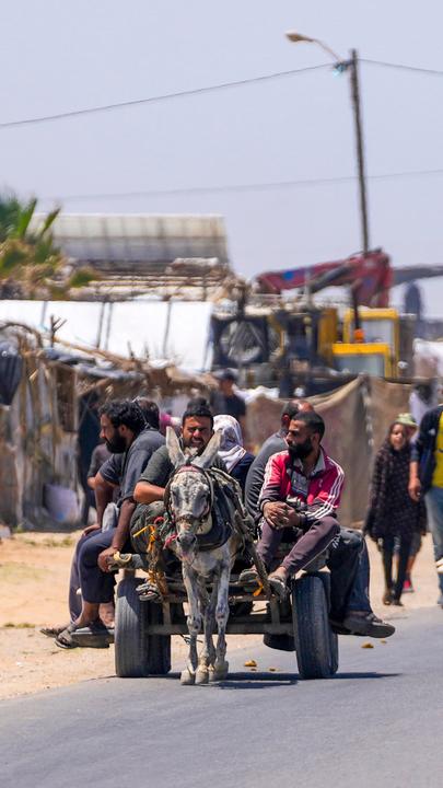 Vertriebene Palästinenser fliehen von Rafah nach Zentralgaza