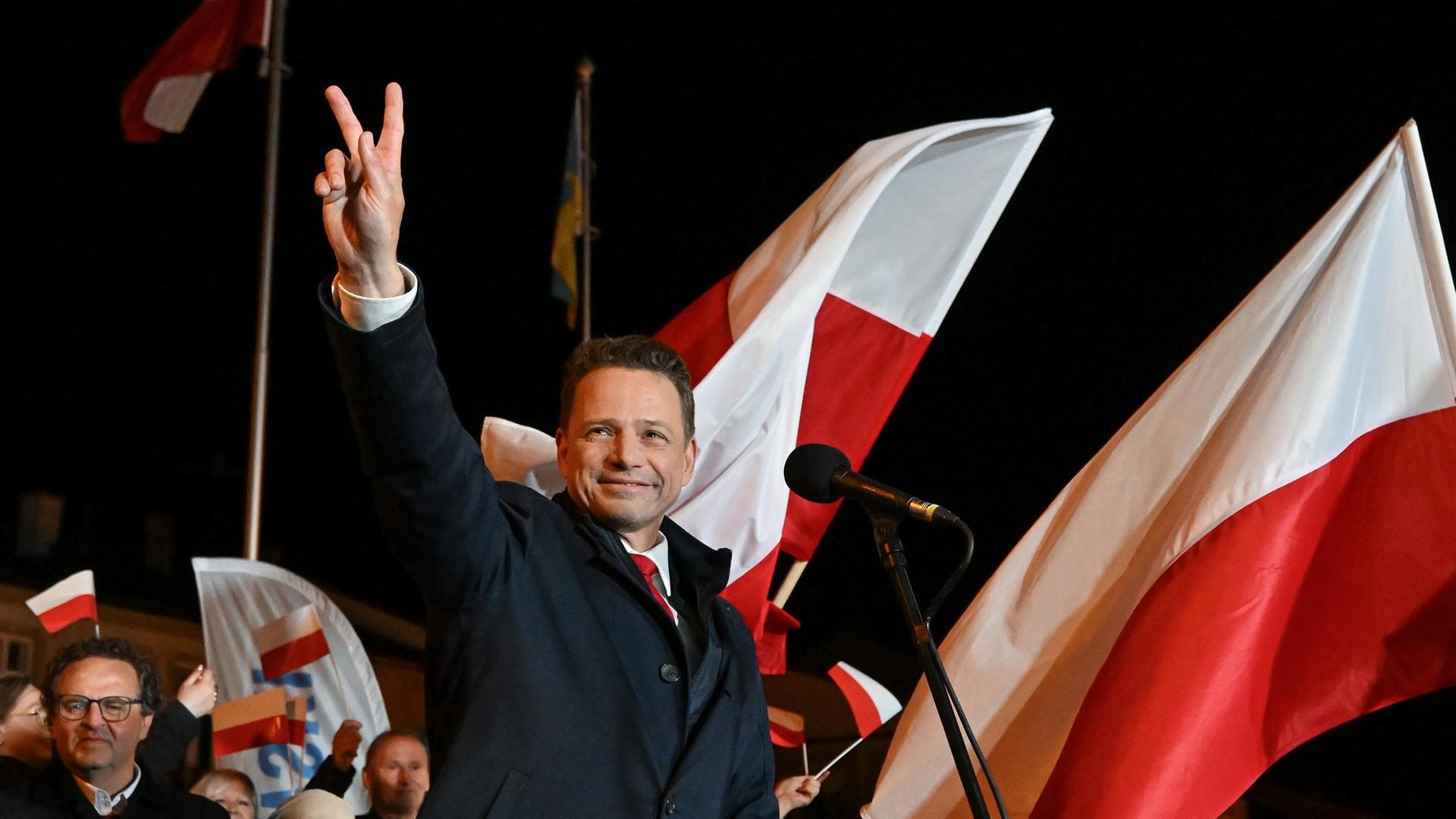 Der Bürgermeister von Warschau und Kandidat der Bürgerlichen Koalition (KO) für die polnischen Präsidentschaftswahlen, Rafal Trzaskowski, kandidiert vor Anwohnern in Tarnobrzeg, Polen, am 18.05.2025