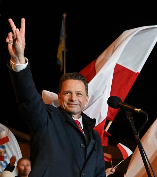 Der Bürgermeister von Warschau und Kandidat der Bürgerlichen Koalition (KO) für die polnischen Präsidentschaftswahlen, Rafal Trzaskowski, kandidiert vor Anwohnern in Tarnobrzeg, Polen, am 18.05.2025