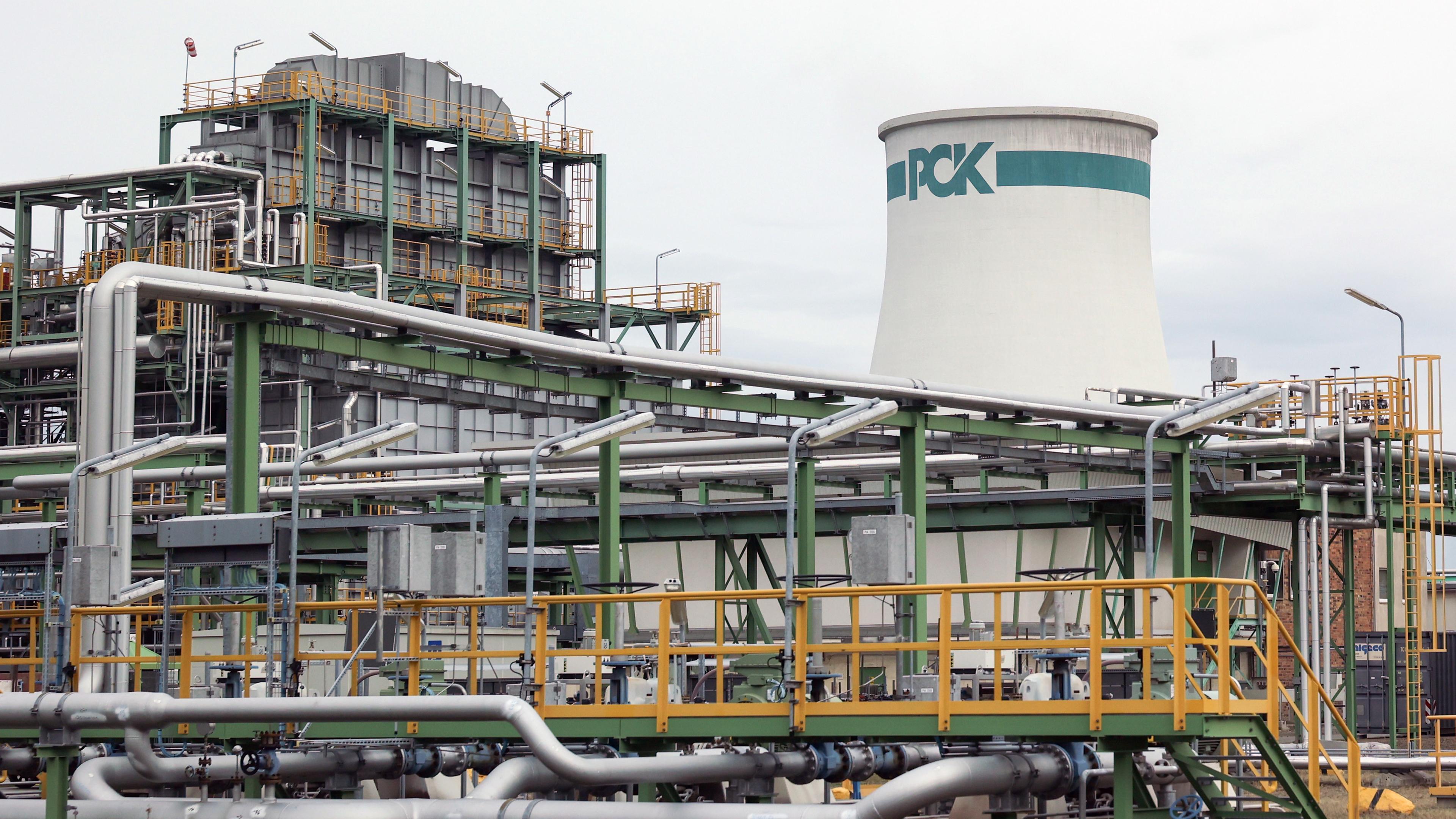 Ein Turm mit einem «PCK»-Logo ist auf dem Gelände der Raffinerie PCK zu sehen.
