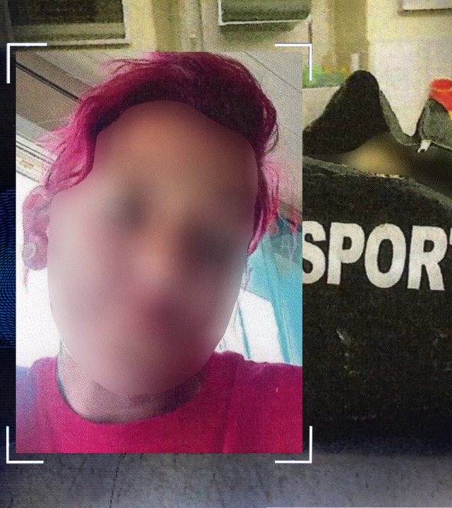 Portraitfoto eine Frau mit pinken Haaren. Das Gesicht wurde technisch verfremdet. Im Hintergrund eine Reisetasche mit einer Leiche (verfremdet). Links daneben: Lichtschematische Darstellung eines Fingerabdrucks.