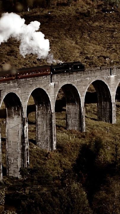 "Railway Murders - Geheimnisvolle Verbrechen: Der Fremde im Abteil": Ein dampfbetriebener Zug auf einem Viadukt.