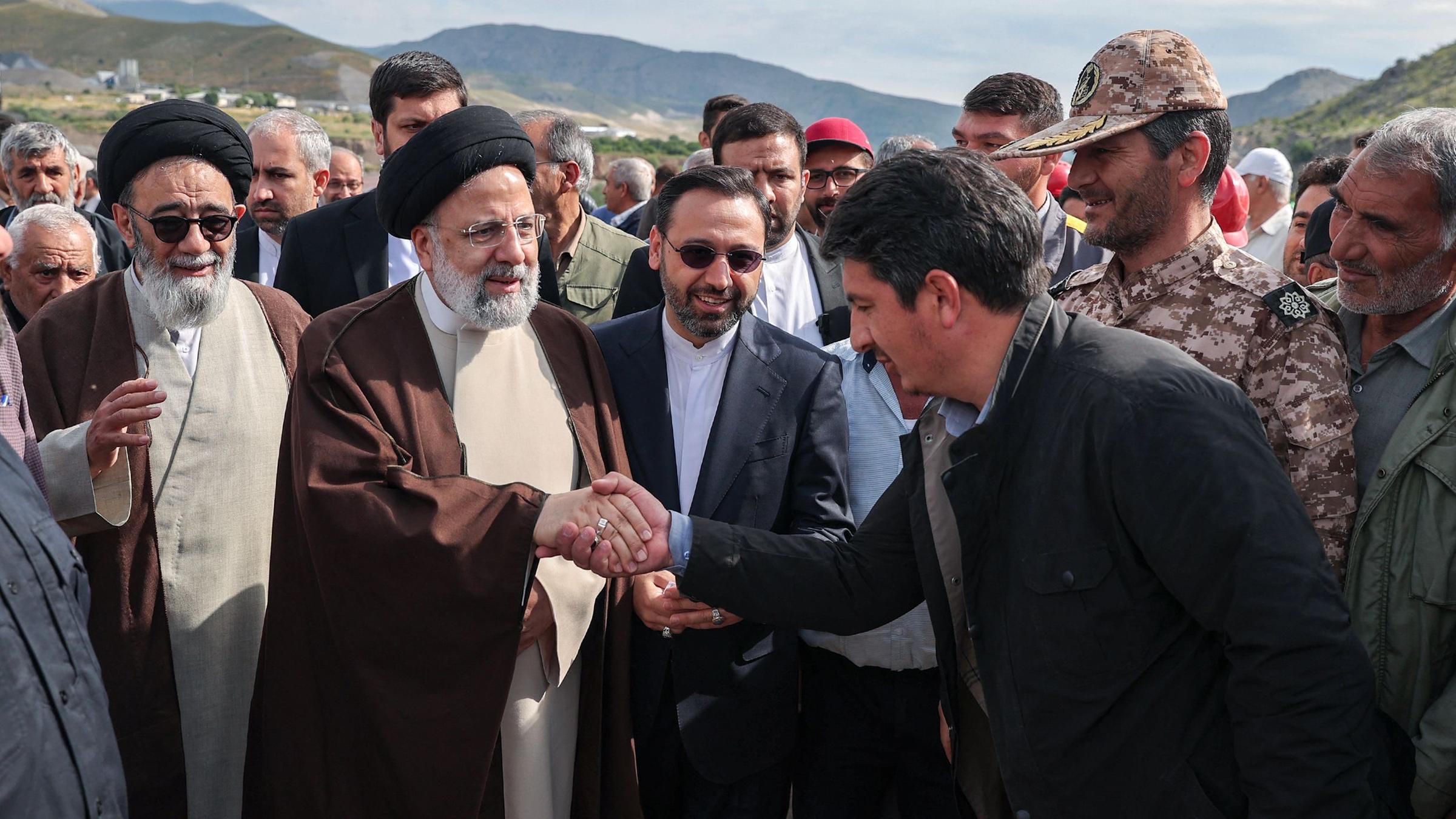 Der iranische Präsident Ebrahim Raisi in Aras vor der Einweihungszeremonie für ein Staudammprojekt