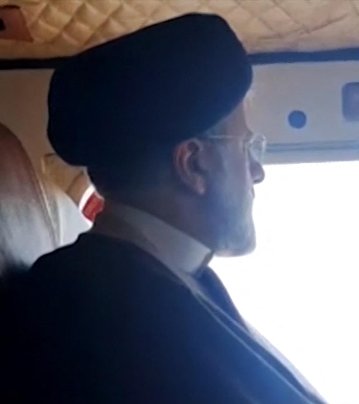 Diese Aufnahme aus einem vom iranischen Staatsfernsehen IRINN veröffentlichten Video zeigt den iranischen Präsidenten Ebrahim Raisi an Bord des Helikopters, der später abstürzte.