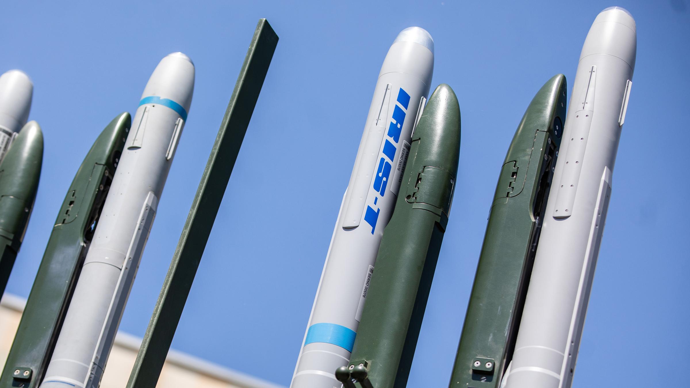 Ein Raketenabwehrsystem vom Typ Iris-T steht auf dem Firmengelände von Diehl Defence in Überlingen.