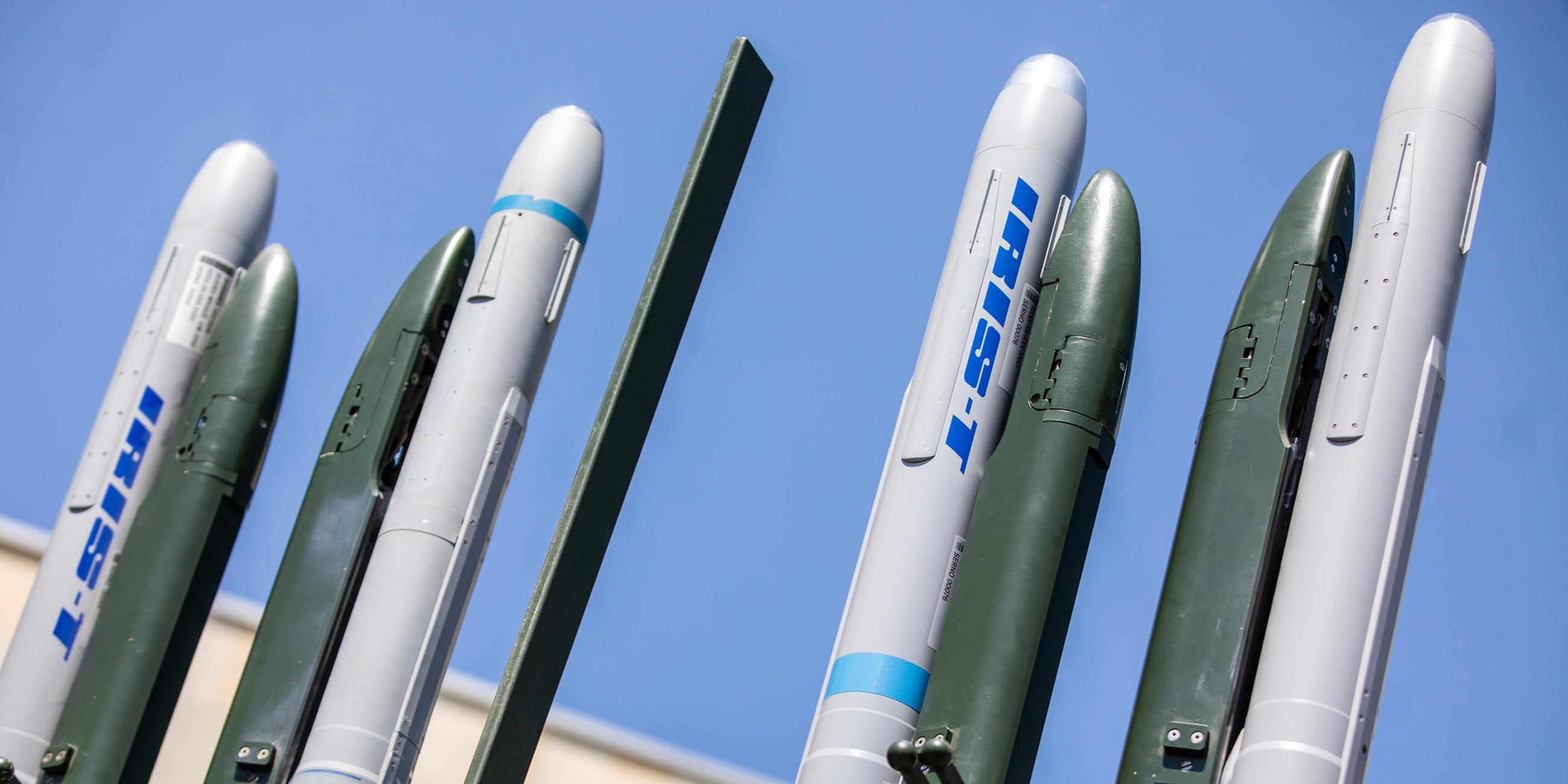 Ein Raketenabwehrsystem vom Typ Iris-T steht auf dem Firmengelände von Diehl Defence in Überlingen.
