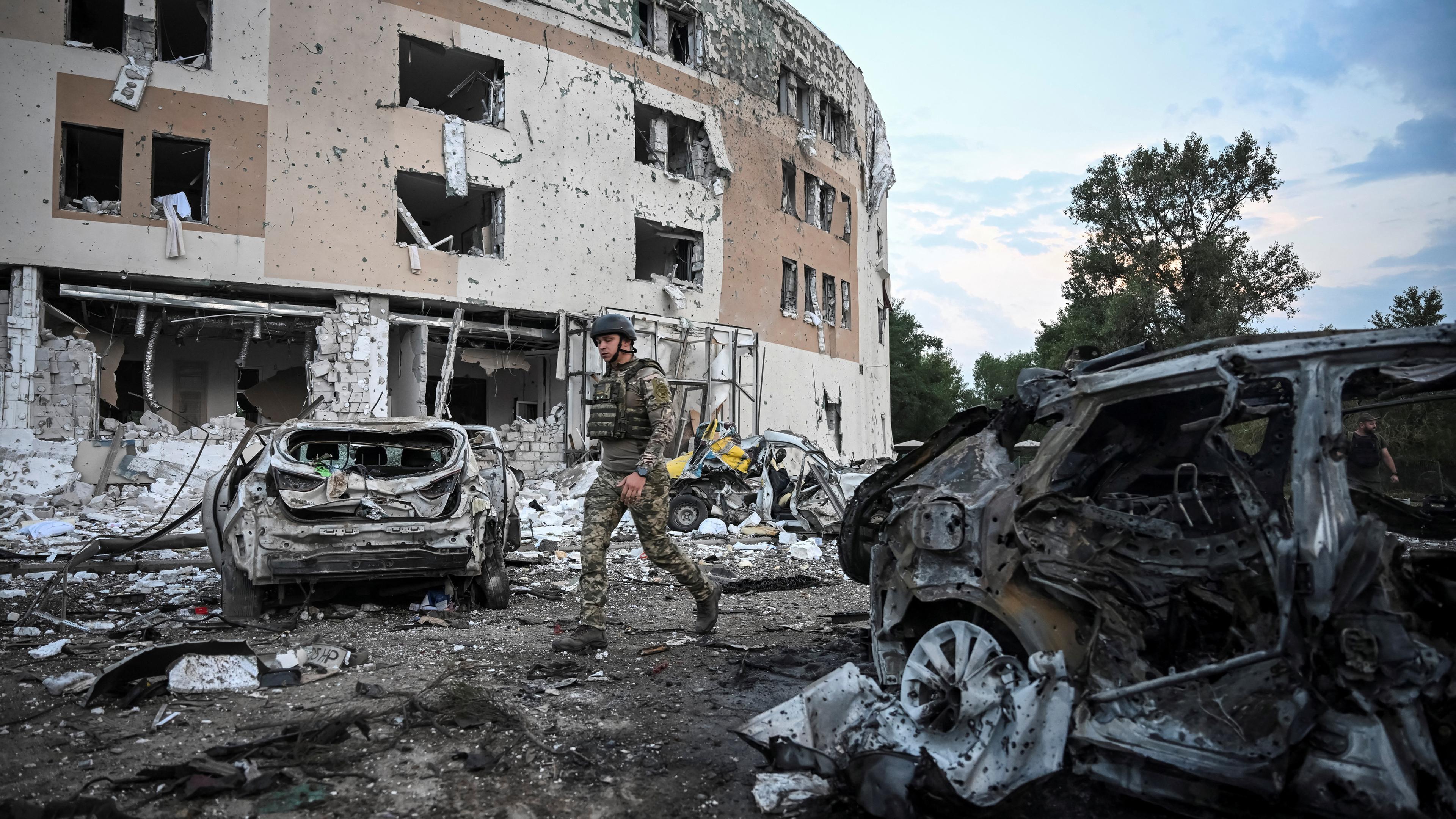 Nach einem russischen Raketenangriff in Saporischschja, Ukraine
