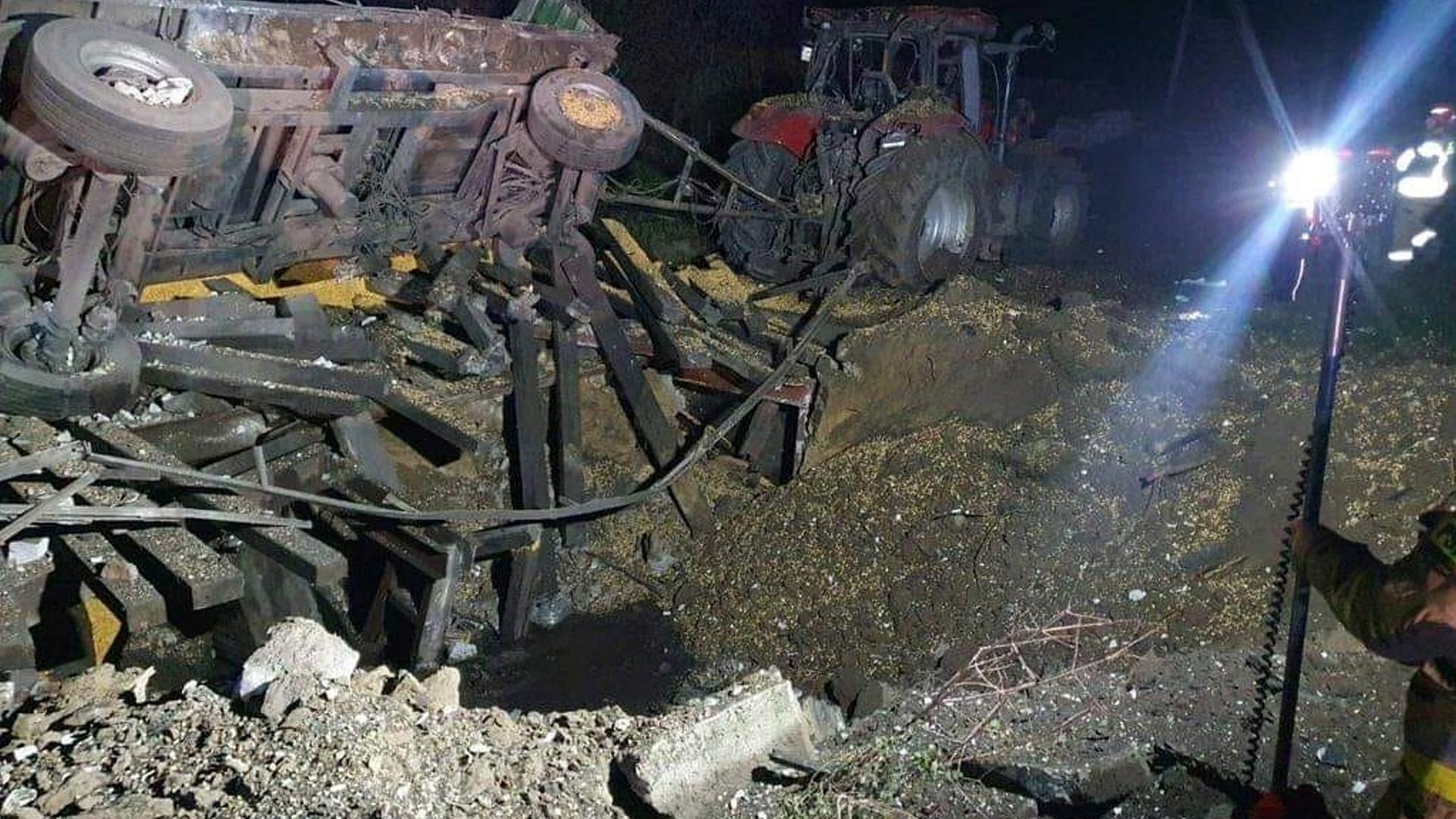 Trümmer und ein Krater nach einem Raketenanschlag in Polen.