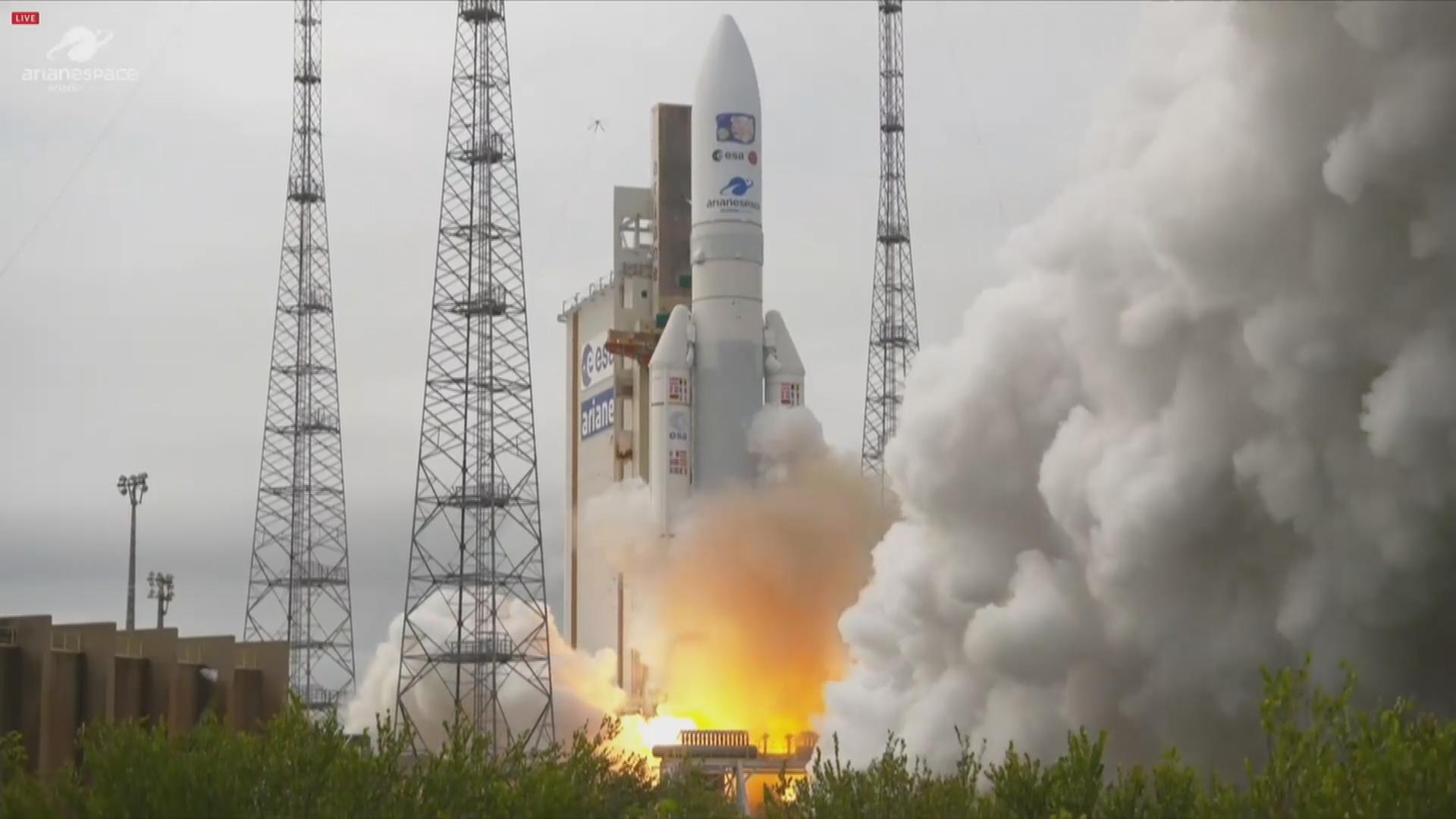 Auf dem Bild ist der Start der ESA-Rakete Ariane 5 zu sehen.