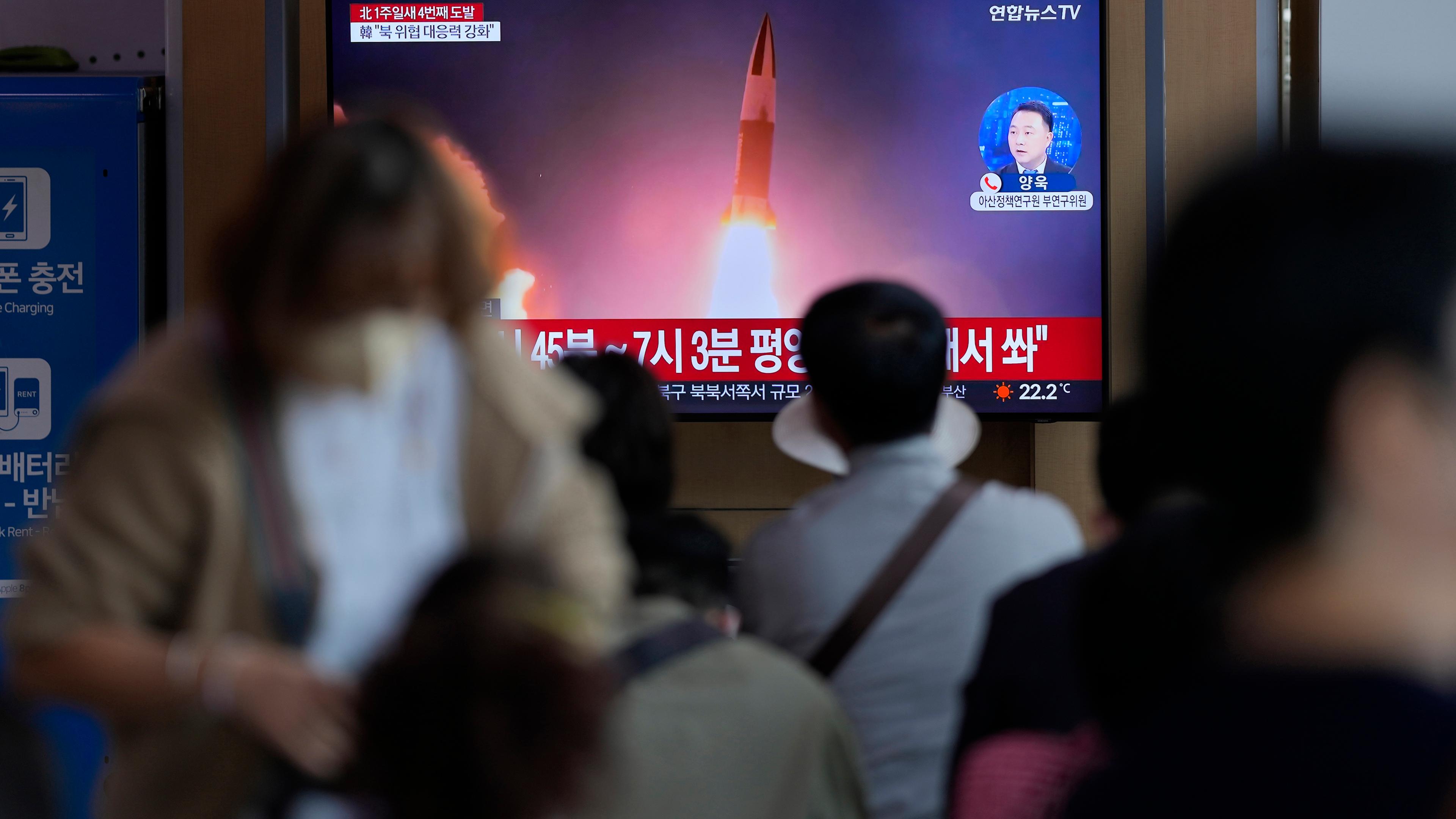 Ein Fernsehbildschirm zeigt im Bahnhof von Seoul in Südkorea ein Nachrichtenprogramm mit einem Bericht über einen nordkoreanischen Raketenstart.