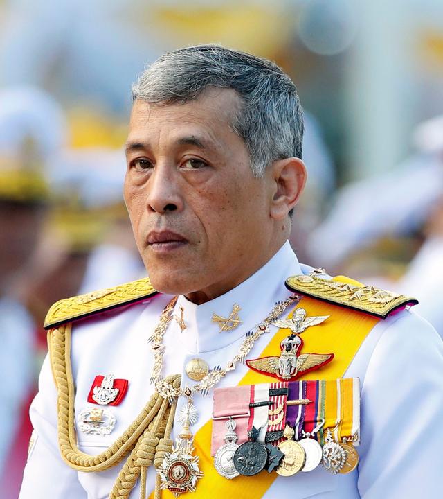 Porträtaufnahme: König Rama X. trägt Uniform und schaut seitlich nach vorne.