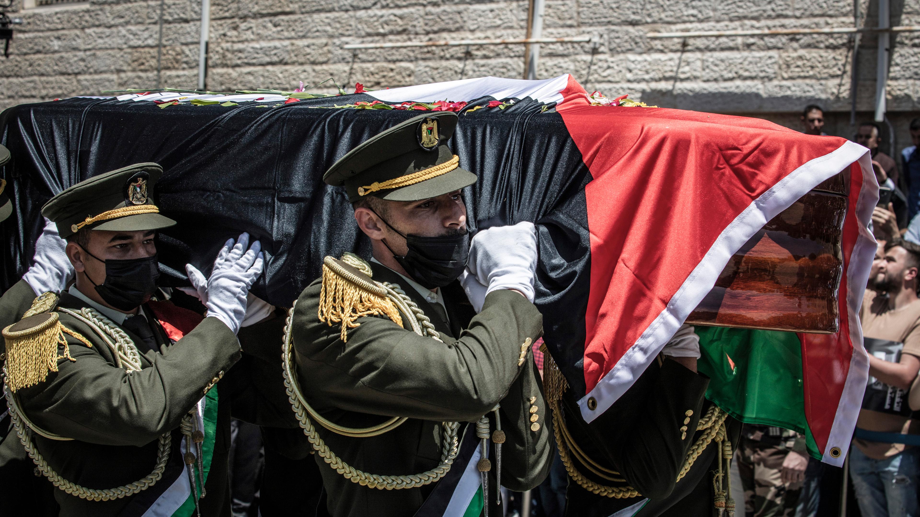 Palästinensische Ehrenwächter tragen den mit der palästinensischen Fahne umwickelten Sarg der Al-Dschasira-Reporterin Shireen Abu Akleh während eines Staatsbegräbnisses in der Präsidentenresidenz. Palästinensische Autonomiegebiete, Ramallah.