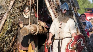 Zwei Ritter mit einem Rammbock