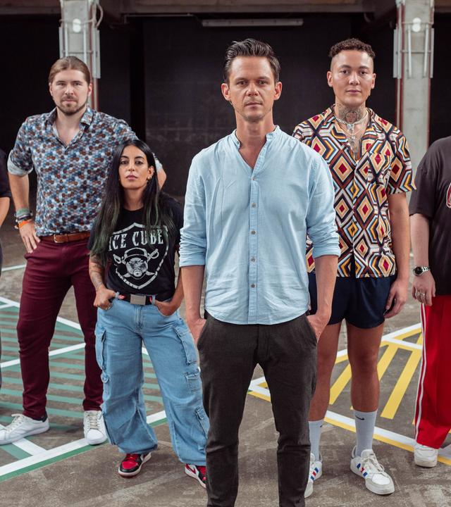 Jo Schück mit den Gästen: Unico, Katharina Mückstein, Donna Savage, Torsten Groß, Alexander Prinz / Der Dunkle Parabelritter, Bela Teqiz. 