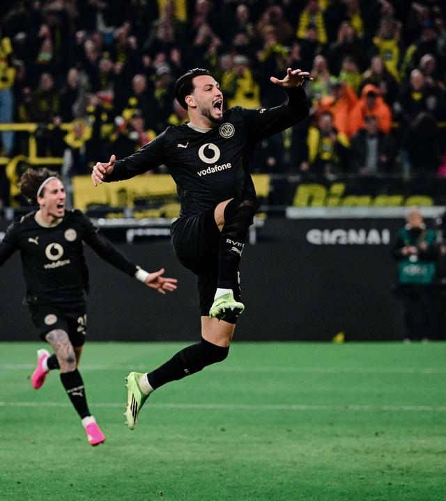 Ramy Bensebaini 5 (Borussia Dortmund) jubelt. 