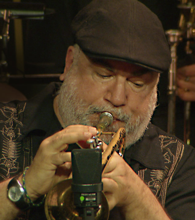 Porträt von Randy Brecker beim Trompete spielen 