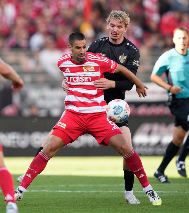 Union Berlins Rani Khedira kämpft gegen Stuttgarts Nick Woltemade um den Ball im Bundesliga-Spiel in Berlin.