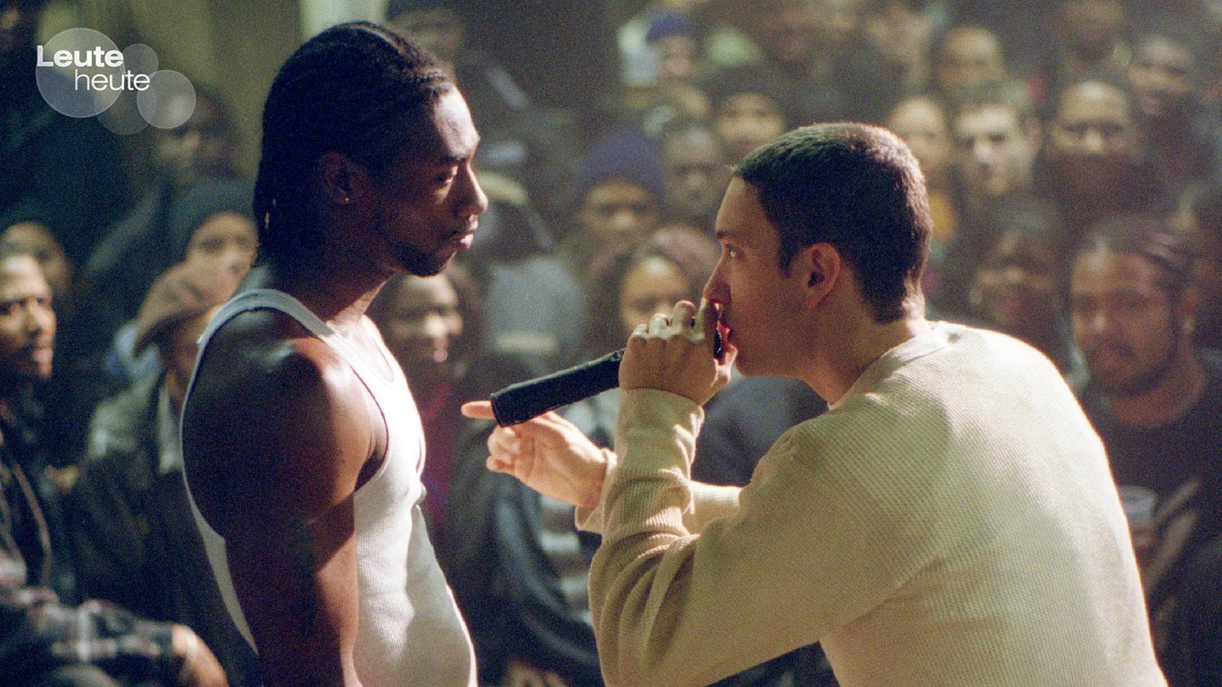 Rapper Breedlove und Eminem stehen sich rappend gegenüber.