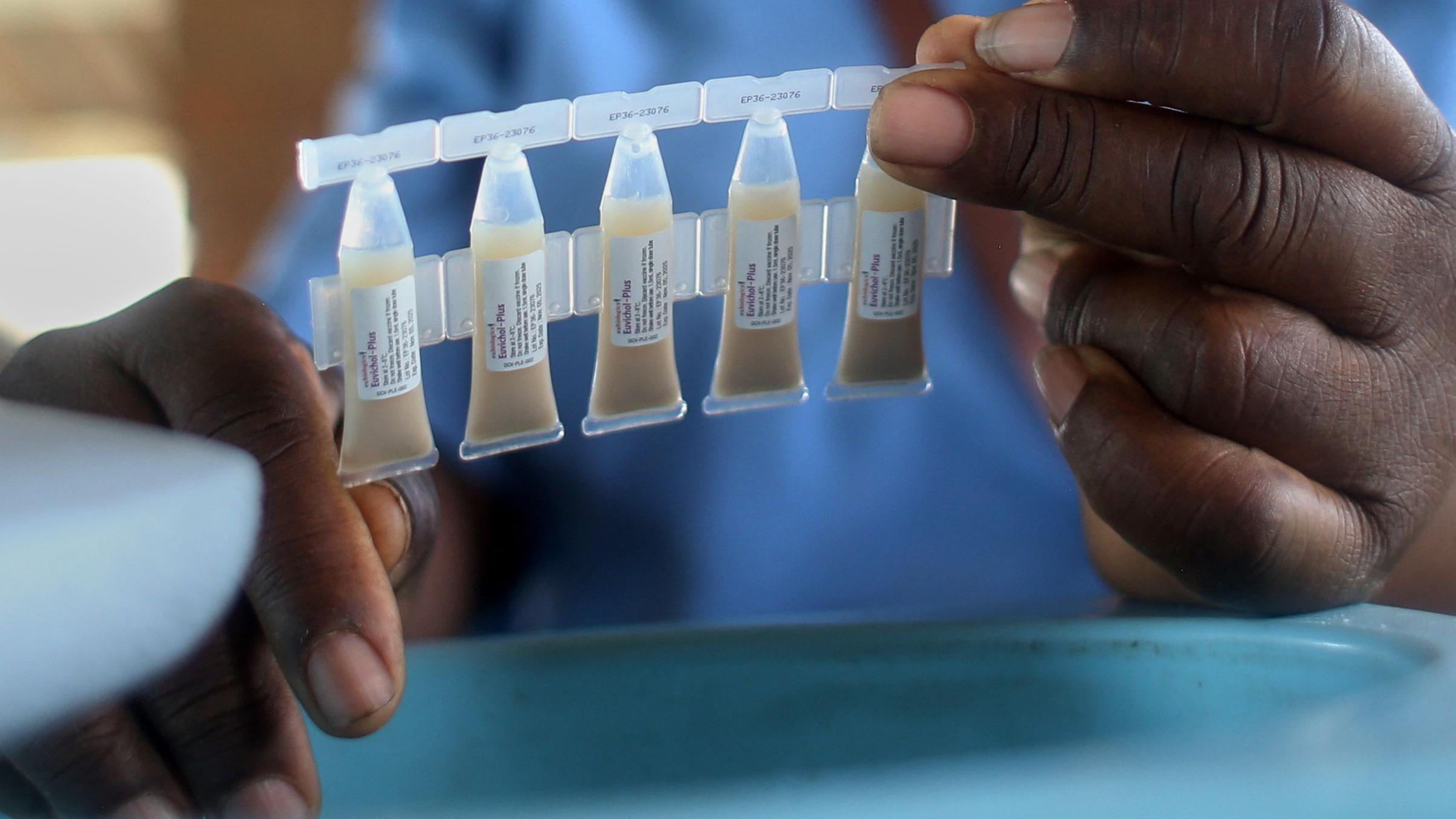 Eine Person hält Impfdosen gegen Cholera in der Hand.