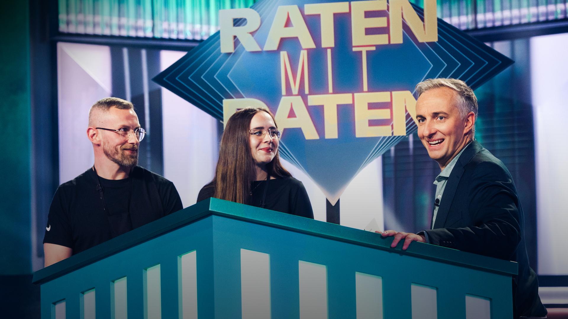 Kandidat Eduard und Kandidatin Olga mit Jan Böhmermann (von links nach rechts).