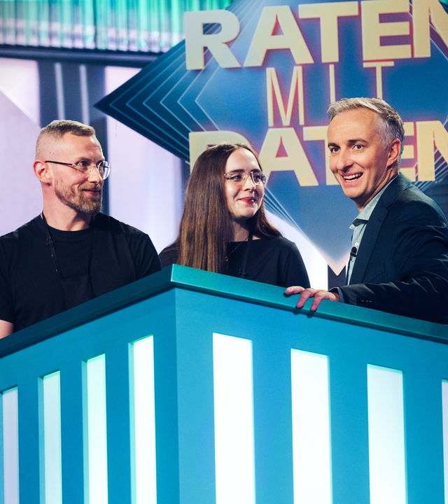 Kandidat Eduard und Kandidatin Olga mit Jan Böhmermann (von links nach rechts).