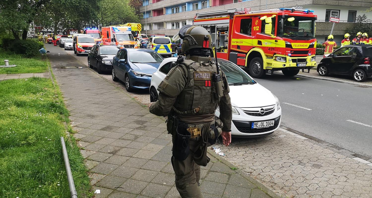 Zu sehen sind Polizeibeamte und die Feuerwehr vor dem Ratinger Hochhaus, in dem es zur Explosion kam.