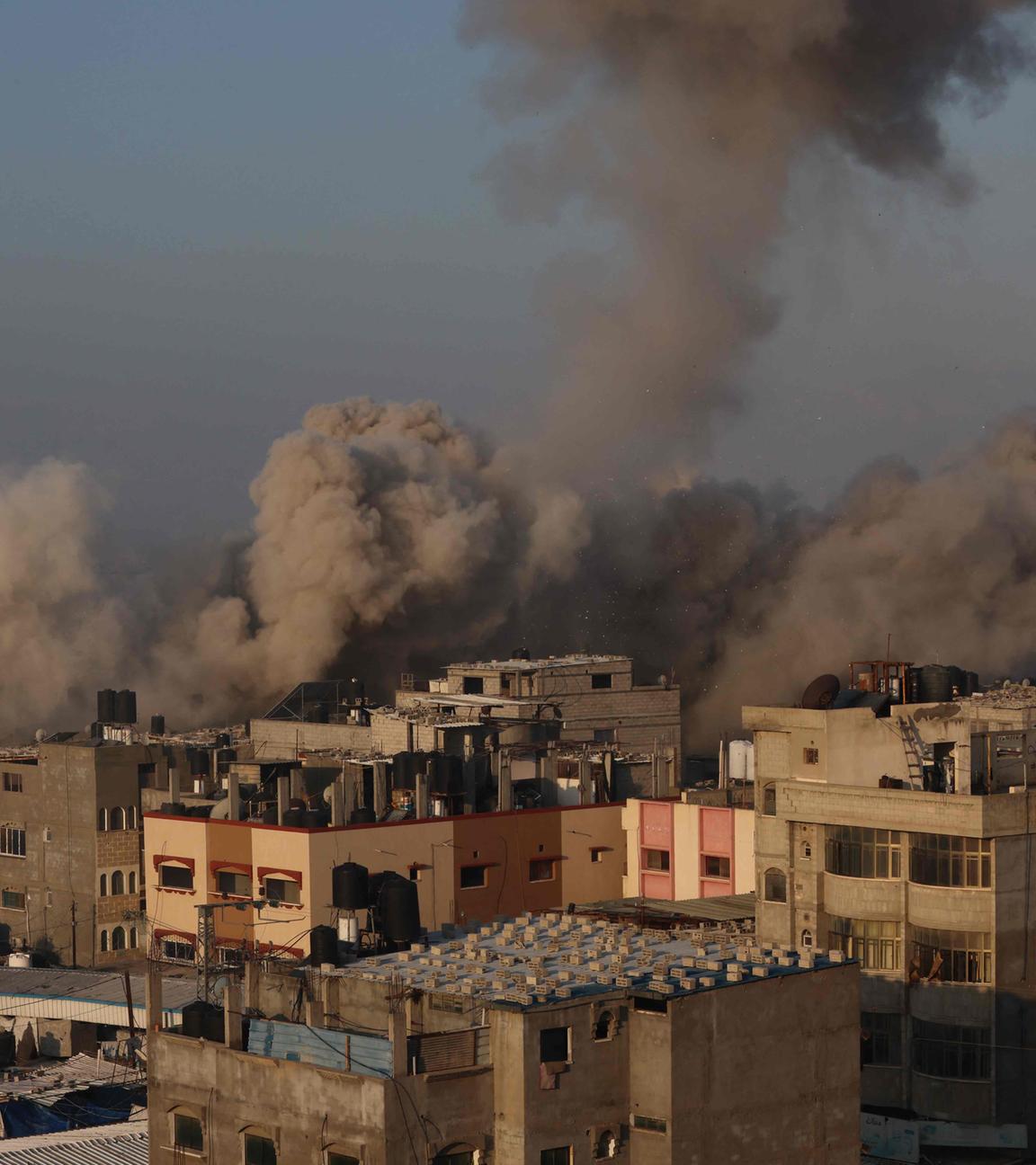 Nach einem israelischen Luftangriff auf die Stadt im südlichen Gazastreifen am 1. Dezember 2023 steigt Rauch in Rafah auf, als die Kämpfe kurz nach Ablauf eines siebentägigen Waffenstillstands zwischen Israel und Hamas-Kämpfern wieder aufgenommen wurden. 