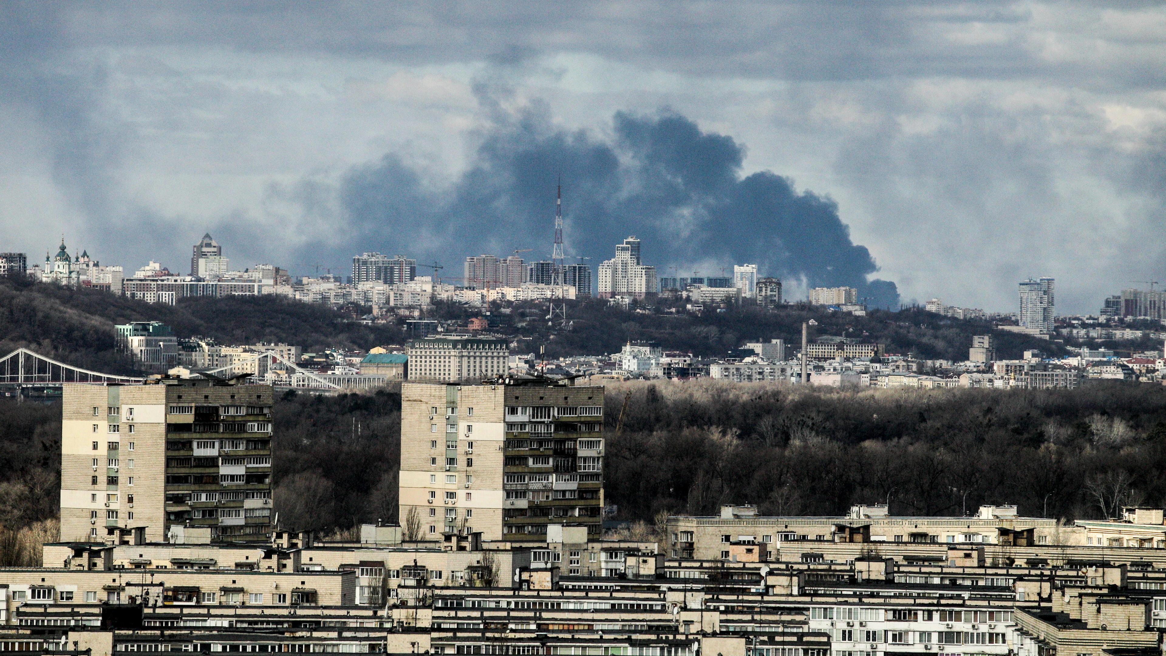 Kiew: Rauch steigt am Morgen über dem Teil der ukrainischen Hauptstadt Kiew auf, der am rechten Ufer des Dnipro liegt. (27. Februar 2022)