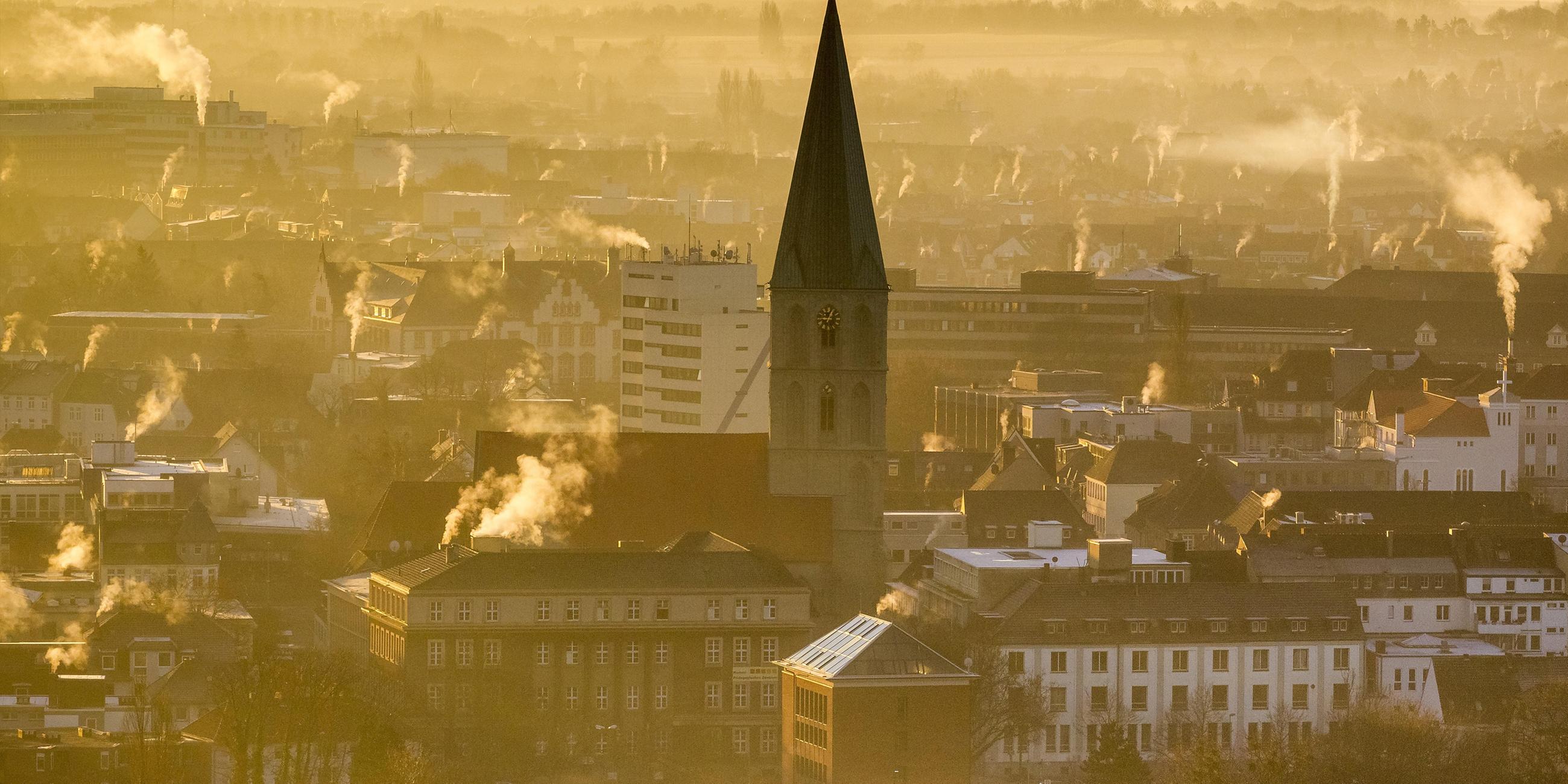 Archiv: Morgennebel über der Innenstadt von Hamm mit Pauluskirche, 11.12.2013, Luftbild,
