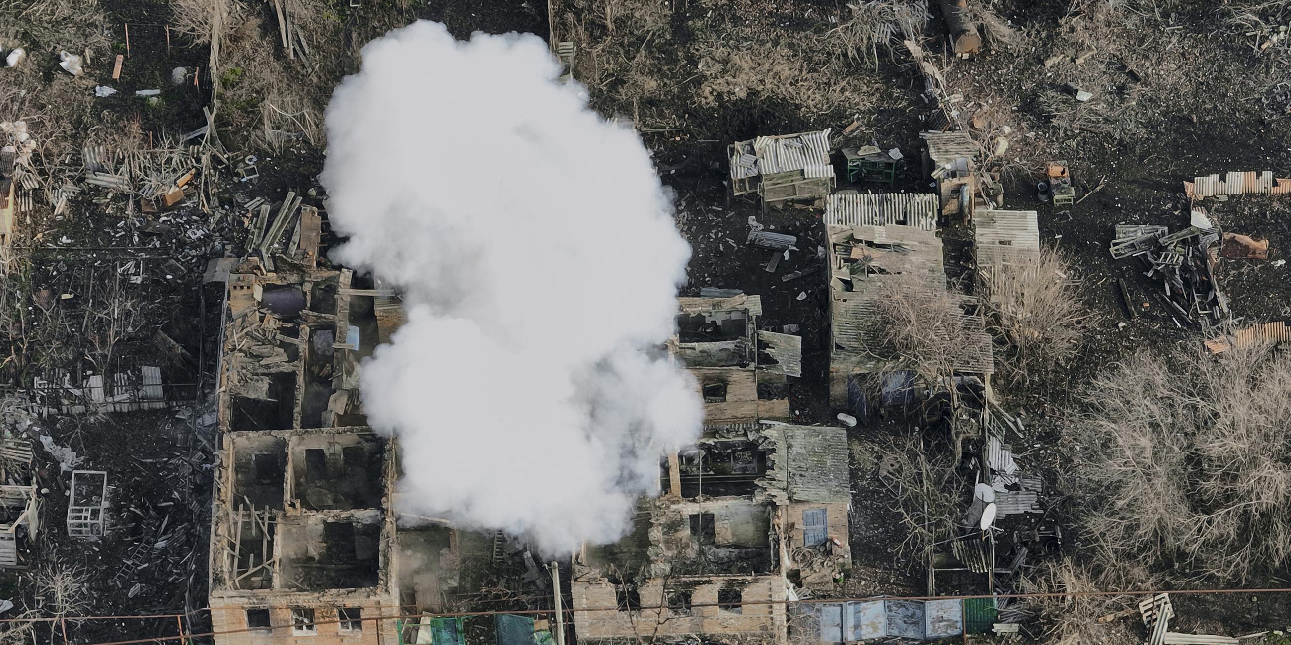 Rauchschwaden nach russischen Angriffen am Stadtrand von Bachmut, am Dienstag, 27. 12. 2022.