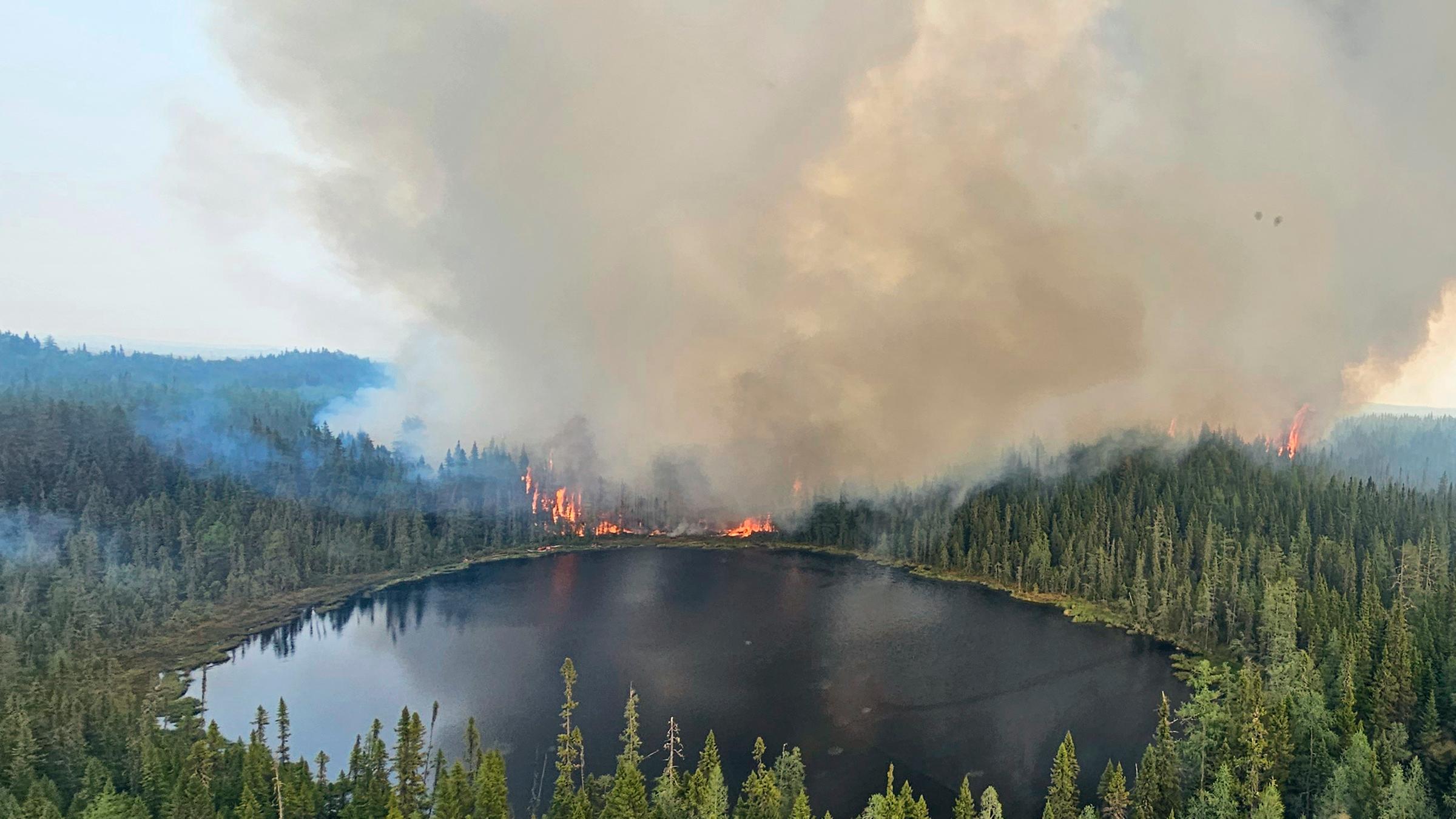 Kanada, Chapleau: Auf diesem vom Ministerium für natürliche Ressourcen und Forstwirtschaft der Provinz Ontario zur Verfügung gestellten Foto brennt der Waldbrand Chapleau 3.