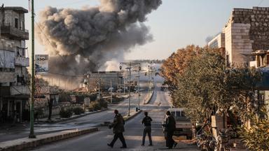 Rauchschwaden steigen zwischen Häusern auf, Idlib, 18.12.2019