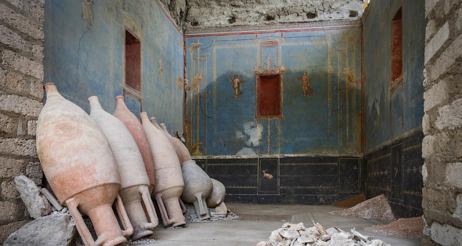 Italien, Pompeji: Ein Raum mit blauen Wänden und gemalten weiblichen Figuren ist in Pompeji zu sehen.
