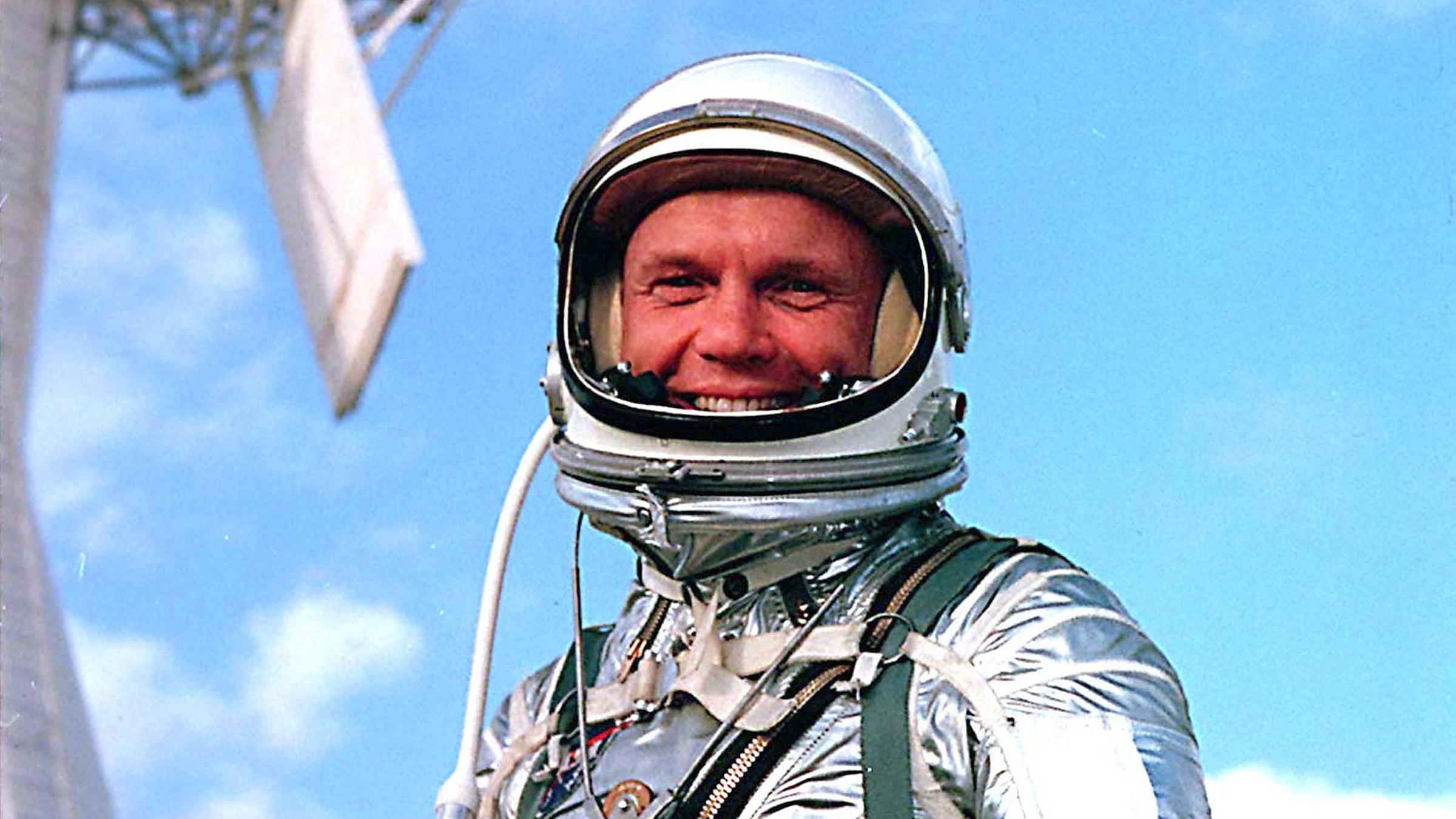 Космонавт совершивший самый длительный полет в космос. Джон Гленн. Джон Гленн космонавт. Джон Гленн фото. Джон Гленн полет в космос.