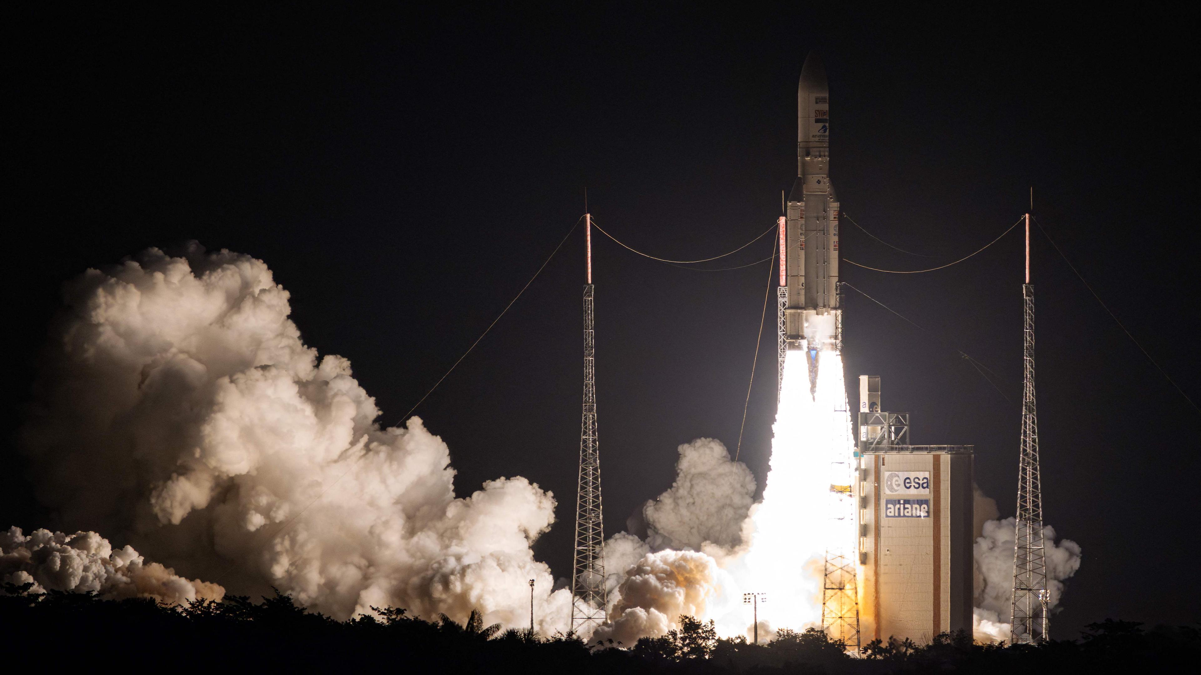 Eine europäische Ariane-5-Trägerrakete hebt vom Weltraumbahnhof in Kourou in Französisch-Guyana ab.