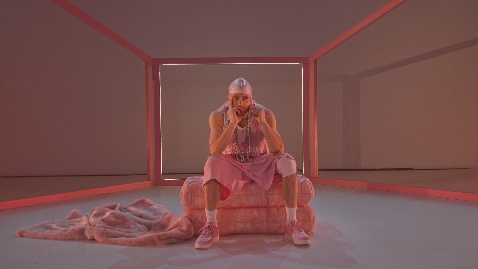 Ausschnitt aus der Performance „Being pink ain’t easy“ von Joana Tischkau.