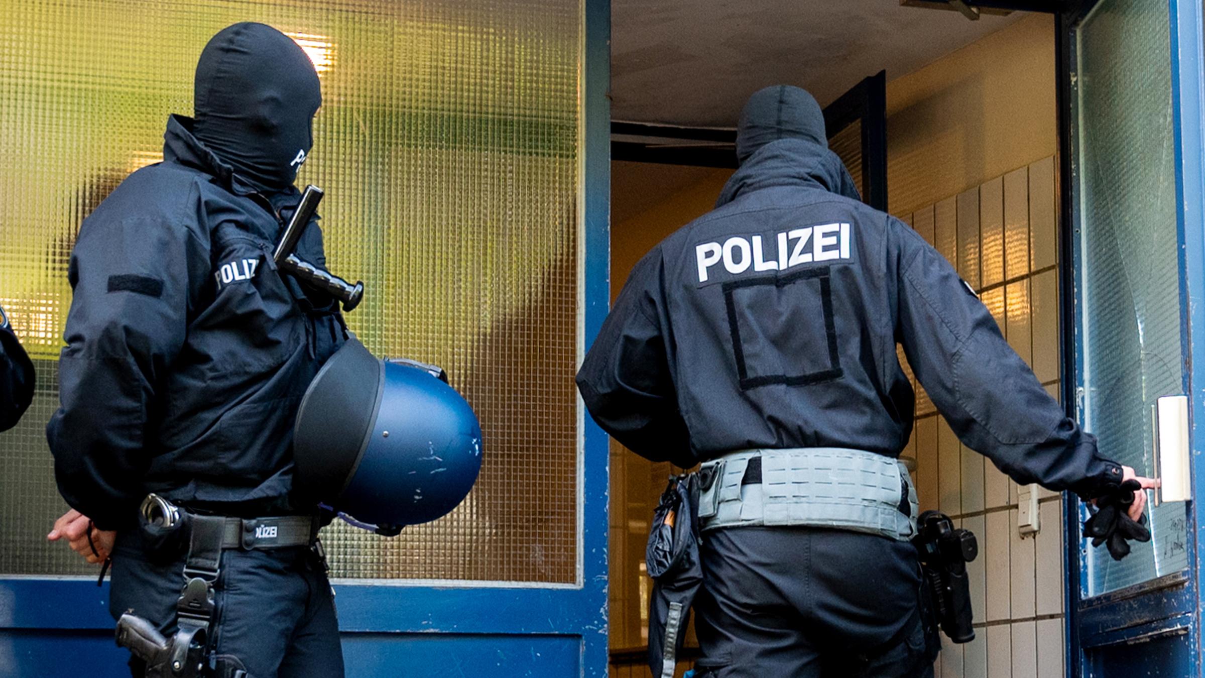 Symbolbild:  Polizisten sind bei einer Razzia im Einsatz