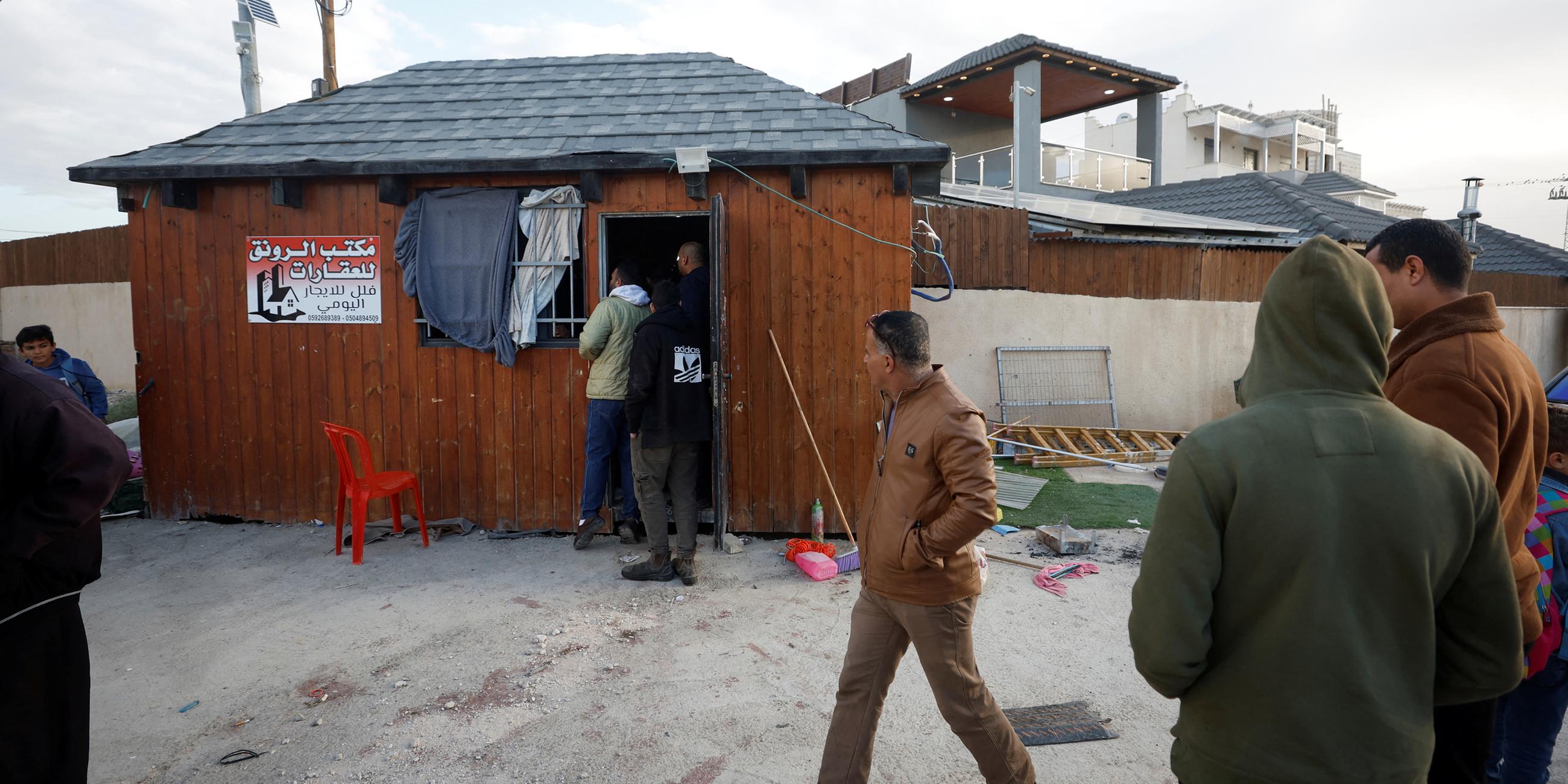 Palästinenser versammeln sich an dem Ort, an dem israelische Streitkräfte bei einem Überfall auf ein Flüchtlingslager mehrere bewaffnete Palästinenser getötet haben sollen
