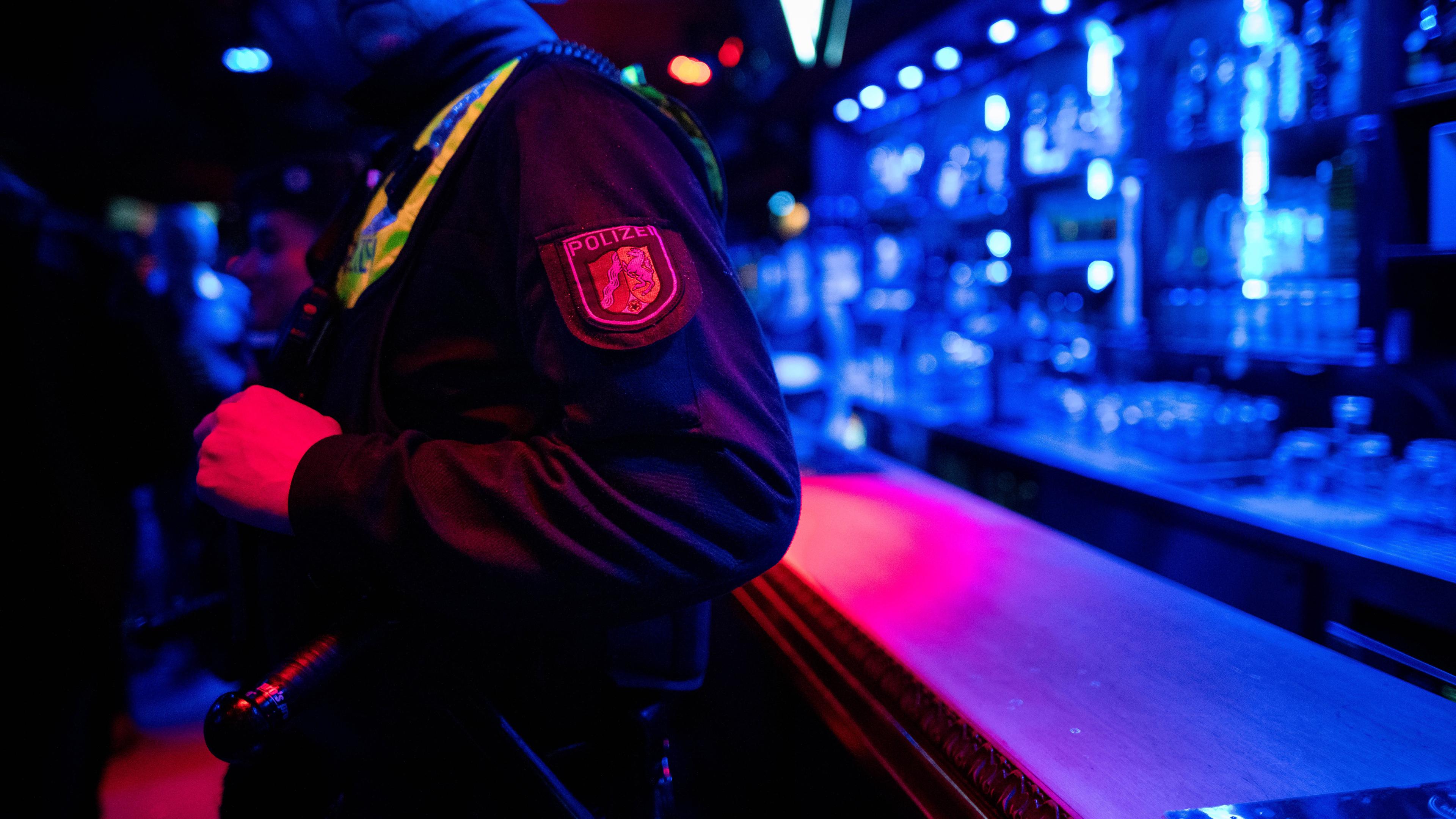 Ein Polizist in einer Bar