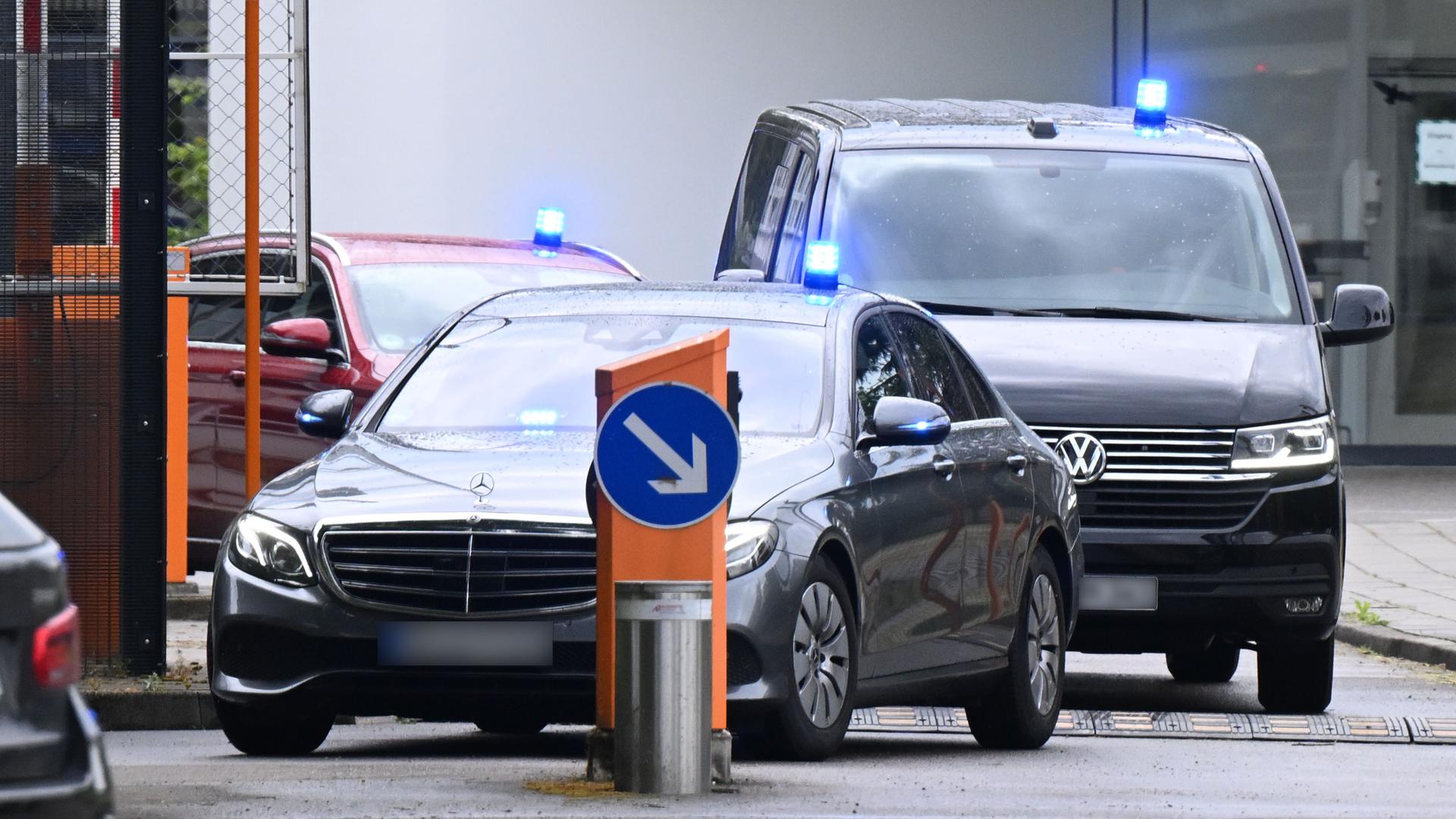 Mutmaßliche rechte Terrorzelle: Junge Männer festgenommen - Fahrzeuge der Bundespolizei fahren mit Blaulicht fohrt 