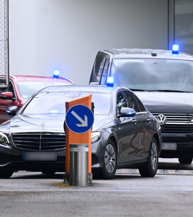 Mutmaßliche rechte Terrorzelle: Junge Männer festgenommen - Fahrzeuge der Bundespolizei fahren mit Blaulicht fohrt 