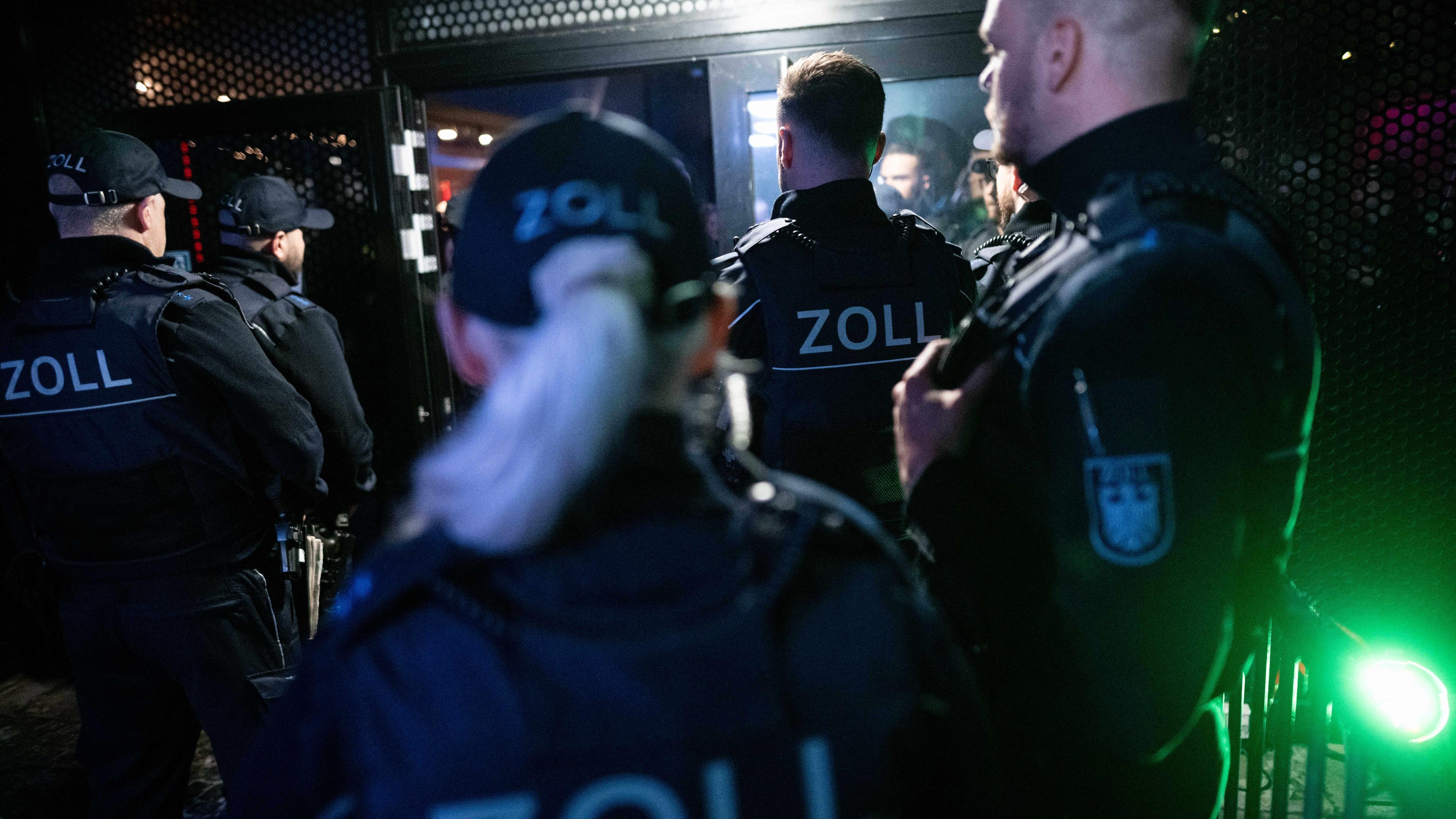 04.05.2024, Nordrhein-Westfalen, Essen: Beamte des Zoll stehen während einen Razzia vor einem Club.