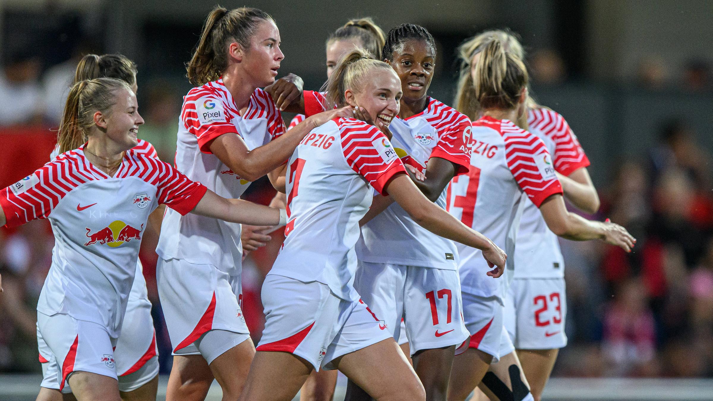 Frederike Kempe jubelt nach dem Tor zum 2-1 mit Vanessa Fudalla, Julia Pollak, Lydia Andrade und Sandra Starke. (29.09.2023)