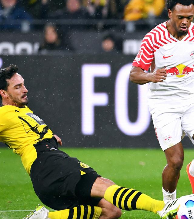 Mats Hummels (BVB) foult Lois Openda (RBL) vor dem Strafraum. 