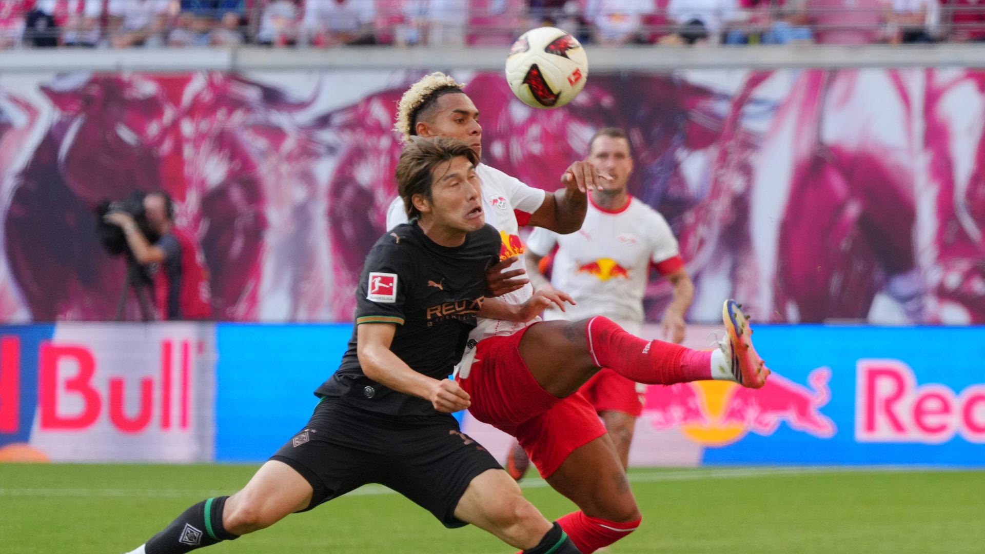 Daiki Hashioka (Leipzig) und Antonio Nusa (Leipzig) kämpfen. 
