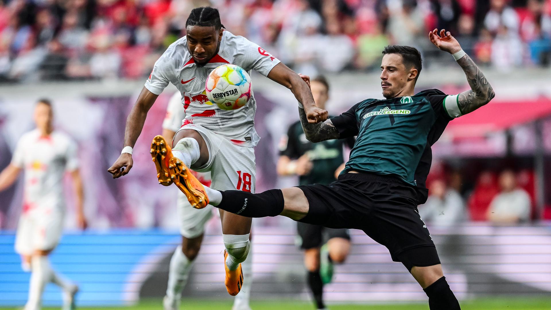 Der Leipziger Christopher Nkunku (l.) im Einsatz gegen den Bremer Marco Friedl beim Bundesliga-Fußballspiel zwischen RB Leipzig und dem SV Werder Bremen am 14.05.2023 in Leipzig.